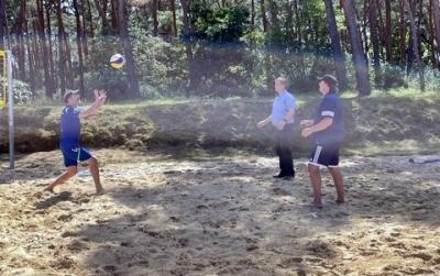 Volleyballplatz in Netzen eingeweiht