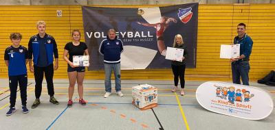 Foto zur Meldung: Volleyballabteilung des TSV Russee mit Starter-Paket der landesweiten Initiative „Kein Kind ohne Sport!“ ausgezeichnet