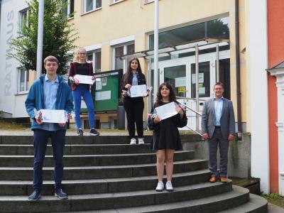 Links im Bild freuen sich Sarah Ring und Adrian Wittmann über ihre hervorragende Mittlere Reife. Rechts im Bild können Howeida Almzyab und Elisa Beyaz stolz auf ihren Qualifizierenden Abschluss mit 2,0 sein.