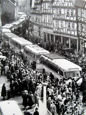 Spätheimkehrer im Oktober 1953, Eschweger Marktplatz (Bild vergrößern)
