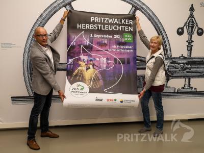 Bürgermeister Dr. Ronald Thiel und Martina Liedtke, Vorsitzende IG Innenstadt Pritzwalk, präsentieren das Plakat zur Ankündigung für das Herbstleuchten. Foto: Beate Vogel