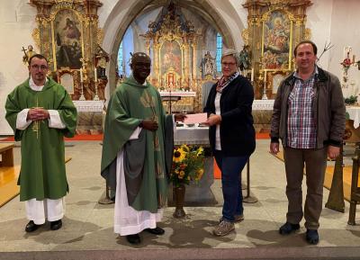 Foto zur Meldung: Pfarrer Francis Enyam in unserer Pfarrei verabschiedet