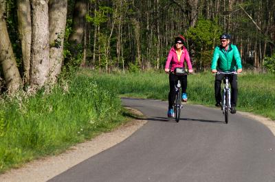 Bild zwei Fahrradfahrer unterwegs auf einem Radweg im Spreewald, Quelle: Peter Becker