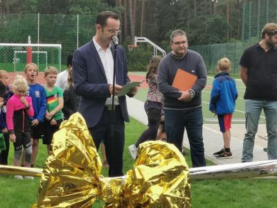 Neuer Schulsportplatz in Borkheide mit großem Fest eröffnet
