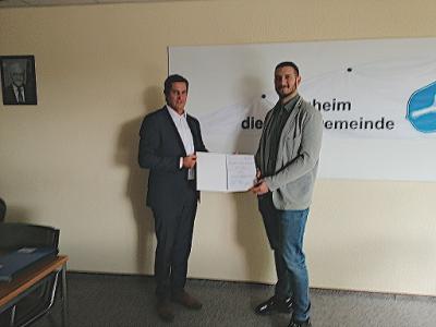 Vorschaubild zur Meldung: Gemeindevorstand befördert Alexander Ruhland zum Amtmann