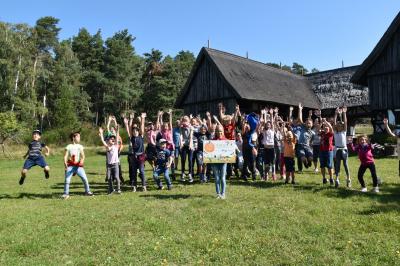Die Klassen 3a und 3b der Grundschule Dahme freuen sich über die Förderung von 1.000 €, die in den neuen Schulgarten fließen soll. (Bild vergrößern)