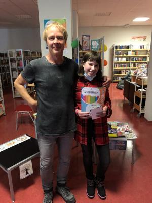 Kinderbuchautor Jens Reinländer mit Lesesommer-Gewinnerin Hanna Jergler