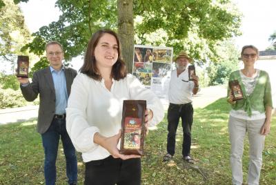 Bürgermeister Andreas Geron, Klimaschutzmanagerin Clarissa Figura, sowie Ingo Binnewerg und Renate Adams von der Fairtrade-Steuerungsgruppe stellen den „Sinziger Stadtkaffee“ vor. (Bild: Martin Gaussmann)