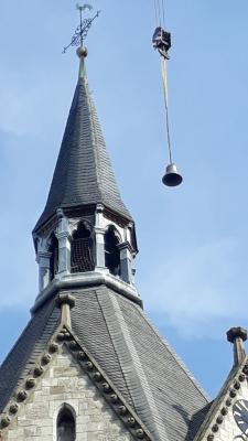 Langsam schwebt die neue Glocke am Haken des Autokrans auf den Turm der Nikolaikirche zu