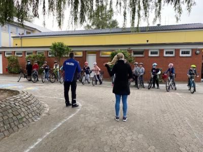 Foto zur Meldung: Fahrradführerscheinprüfung der vierten Klassen