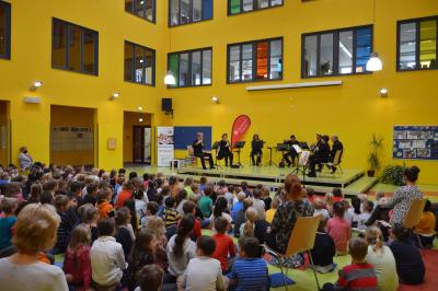 Im Atrium der Grundschule entführten die Musiker das junge Publikum in die Welt von „Peter und der Wolf“I Foto: Martin Ferch (Bild vergrößern)