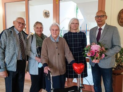 Bürgermeister Dr. Ronald Thiel (r.) wünschte der 100-jährigen Herta Wenzel alles Gute zum Geburtstag. Foto: Privat