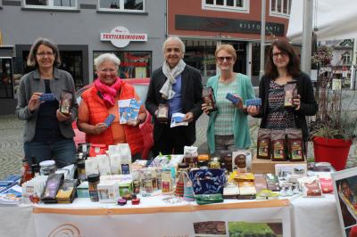 Marktstand am Sinziger Wochenmarkt mit Silke Olesen (Weltladen Remagen-Sinzig), Claudia Thelen, Hans-Werner Adams, Renate Adams (letztere drei für die Steuerungsgruppe FT Sinzig) und Clarissa Figura (Fairtrade-Beauftragte der Stadt), vlnr