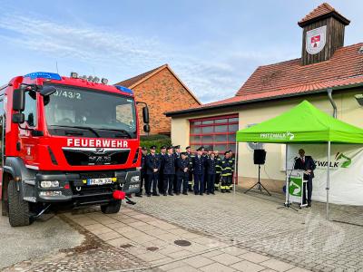 Zum neuen Feuerwehrfahrzeug wünschte Bürgermeister Dr. Ronald Thiel den Falkenhagenern alles Gute. Foto: Katja Zeiger
