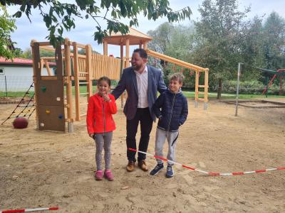 Einweihung der neuen Spielkombination und der Holzpavillons an der Grundschule in Beetz