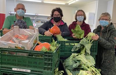Die Damen vom Landfrauen-Verein Wacken und der Diele übergeben frisches Gemüse an Tafel-Mitarbeiter Klaus Studenski. Foto: A. Deister