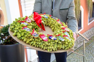 Übergabe des Siegelgemeinden-Hopfenkranzes