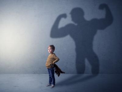 kleiner Junge mit Schatten, der starken Mann zeigt (c) LEADER
