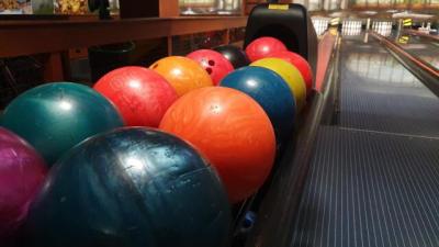 Bowlingkugeln an Bowlingbahn (Bild vergrößern)