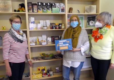 Das Team der Bücherei und Ortsvorsteherin Angela Linden-Berresheim freuen sich über das neue Angebot in Oberwinter.