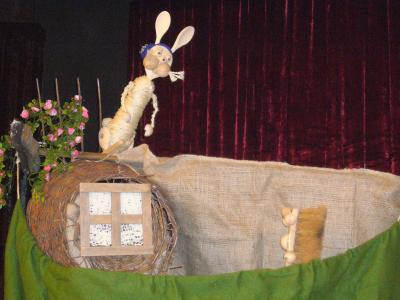 Ausschnitt aus der Märchen-Aufführung „Hase und Igel“