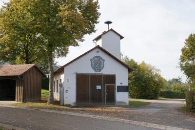 Das Feuerwehrhaus in Wachenzell soll erneuert oder umgebaut werden. Ein Arbeitskreis aus Wachenzeller Bürgern hat verschiedene Varianten auch unter Einbeziehung des alten Schulhauses für Gemeinschaftsräume erarbeitet.