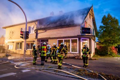 Bild der Meldung: Hausbesitzer steckt sein eigenes Haus in Brand und bedroht Polizei und Feuerwehr