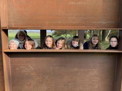 Schülerinnen aus Wittenberge und Mnichovice  beim Besuch des Königsgrabes in Seddin  I Foto: Peter Awe (Bild vergrößern)