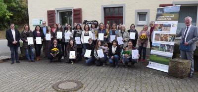 Foto zur Meldung: Übergabe der Zertifikate an die Bauernhofpädagoginnen und -pädagogen auf dem Hofgut Neumühle