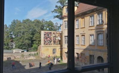 Rohkunstbau im Schloss Lieberose: Kunstausstellung, Festival, Begegnungsort, Debattierstube. Foto: Dörthe Ziemer