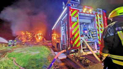 Brand: Strohdiemen bei Wackersleben komplett in Flammen aufgegangen (Bild vergrößern)