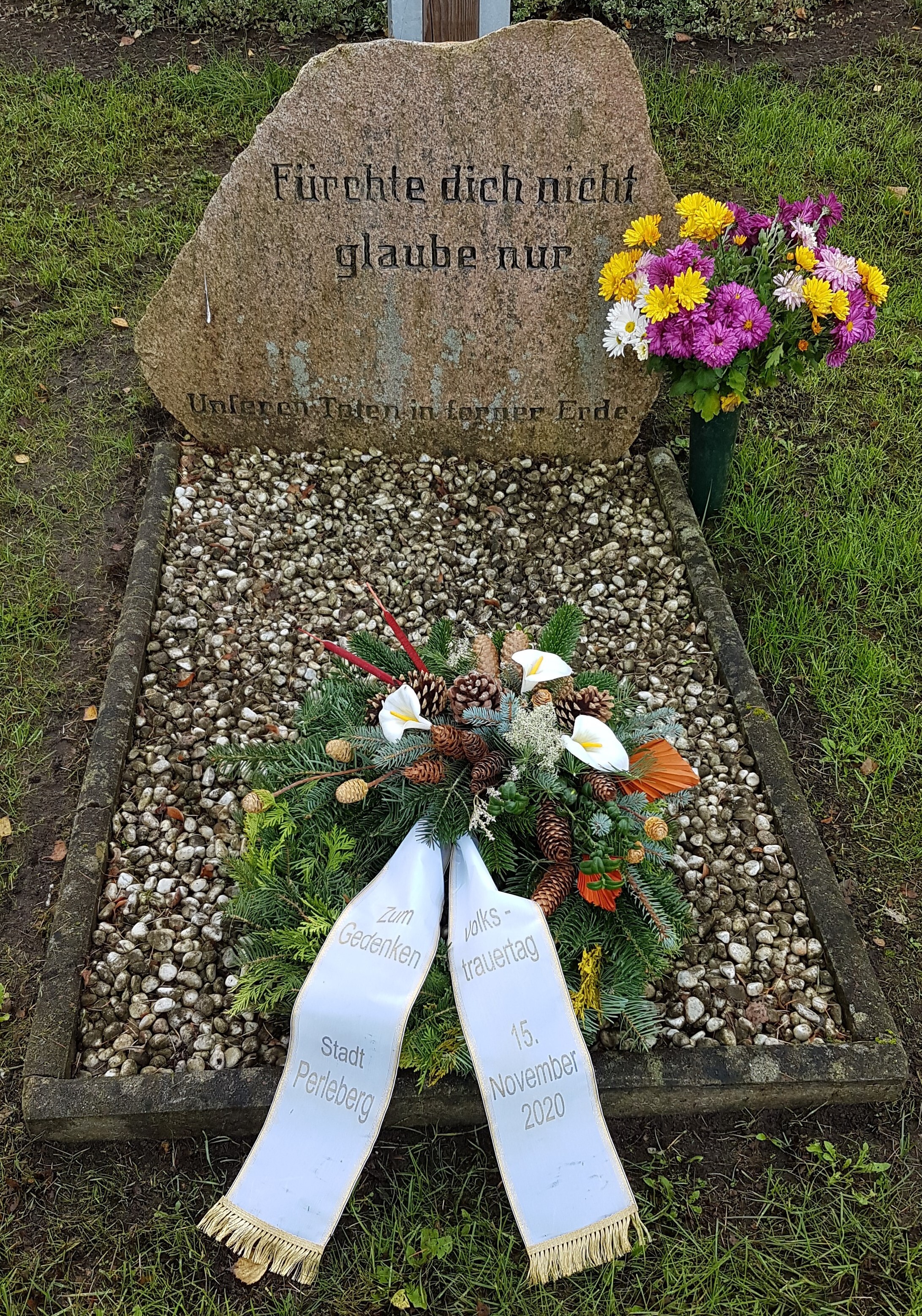 Stadt Perleberg | Abbildung Grabstein auf dem ev. Waldfriedhof in Gedenken an die Opfer des Krieges