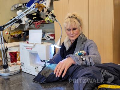 Rica Jonsson ändert an ihrer Nähmaschine mit viel handwerklichem Geschick fast alles. Foto: Beate Vogel