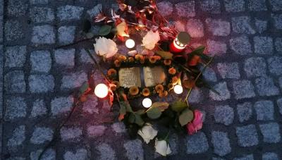 Zwei neue Stolpersteine in Lübben in der Kirchstraße erinnern an Familie Moses. Foto: Dörthe Ziemer