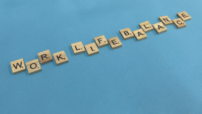 Scrabble Steine auf blauem Untergrund mit Work Life Balance