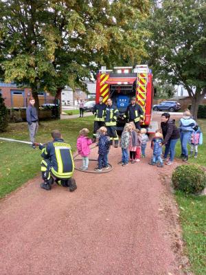 Die Feuerwehr Vettweiß führt eine Brandschutzübung im Kindergarten Kelz aus.
