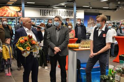 (v.l.n.r)  Investor Hans Harms, Bürgermeister Dr. Oliver Hermann und  Marktleiter Thomas Rippl bei der Eröffnung des neuen REWE-Einkaufsmarktes I Foto: Martin Ferch