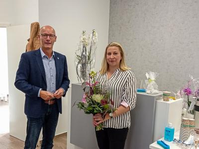 Ellen Brunnert freute sich über die Glückwünsche von Bürgermeister Dr. Ronald Thiel. Sie eröffnete in der Bergstraße eine Praxis. Foto: Privat