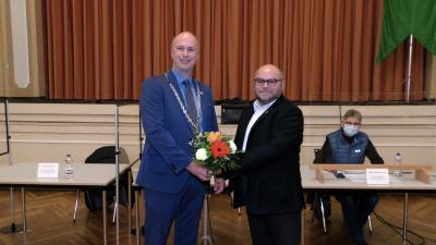 Jörg Gärtner, Vors. SVV überreicht die Amtskette an Bürgermeister Mirko Buhr.