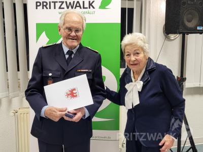 Heinz Mißfeldt, begleitet von seiner Frau Rita, wurde für 70 Jahre Treue Dienste in der Feuerwehr Pritzwalk geehrt. Foto: Beate Vogel
