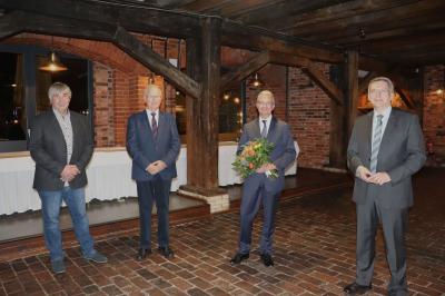 Karsten Korup, Bodo Rückschlag und Dr. Oliver Hermann gratulieren dem neuen Präsidenten Albrecht Gerber (2.v.r.) (Bild vergrößern)