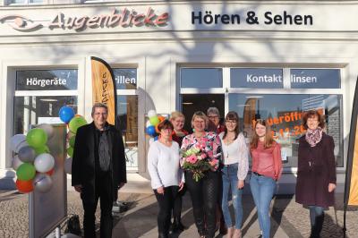 Dr. Oliver Hermann (li.) und Anke Hahn (re.) gratulierten Annette Schulz (mi.) zur Neueröffnung | F. Lenz