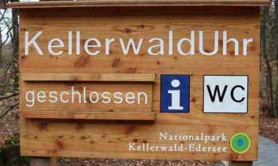 Geschlossen-Schild der KellerwaldUhr, vom Nationalpark Kellerwald-Edersee