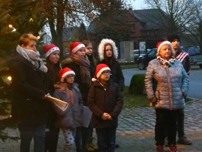 Der Jugendclub unter Federführung von Rosemarie Möller (r.) organisierte auch in diesem Jahr das Weihnachtsbaumanzünden