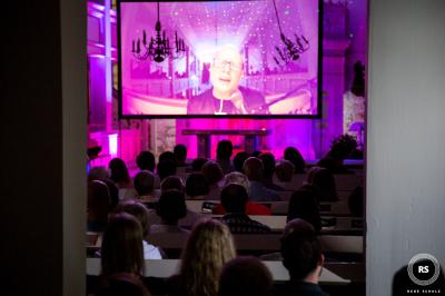 vivart.de | Nico Wiedlitzs Orgelkonzert wird auf einer Leinwand für alle Zuschauenden übertragen.