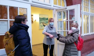 Christine Stüber-Errath (r.) und Ronni Krzyzan (l.) übergeben die Unterschriftenlisten an Wahlleiterin Simone Hein im Wildauer Rathaus
