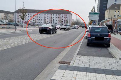 Die rote Markierung im Bild zeigt das widerrechtliche Parken auf den Verkehrsinseln in der Straße des Friedens, Quelle: Stadt Lübbenau/Spreewald