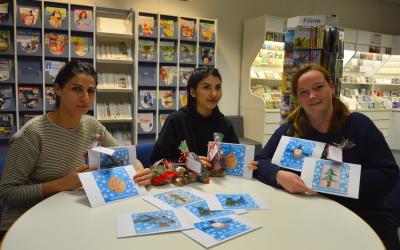 Gilshen Failer, Zeina Abd Alhaq und Carolin Renkewitz haben die Nikolausgeschenke vorbereitet I Foto: Martin Ferch