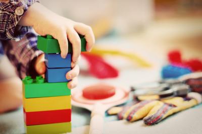 Bild Kinderhände bauen einen Turm aus großen Legosteinen, Quelle: Pixabay