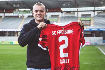 Stolz präsentiert der künftige Freiburger Hugo Siquet sein Trikot mit der Rückennummer 2 - Foto: SC Freiburg